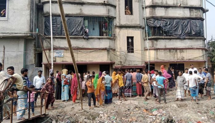 Gas blast burns 5 of a family in Rupganj