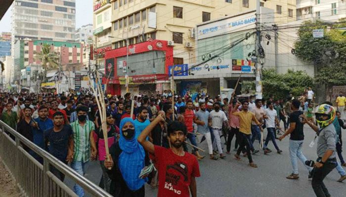 Protesting RMG workers block Mirpur streets