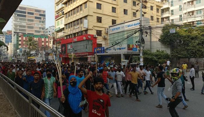 Protesting RMG workers block Mirpur roads