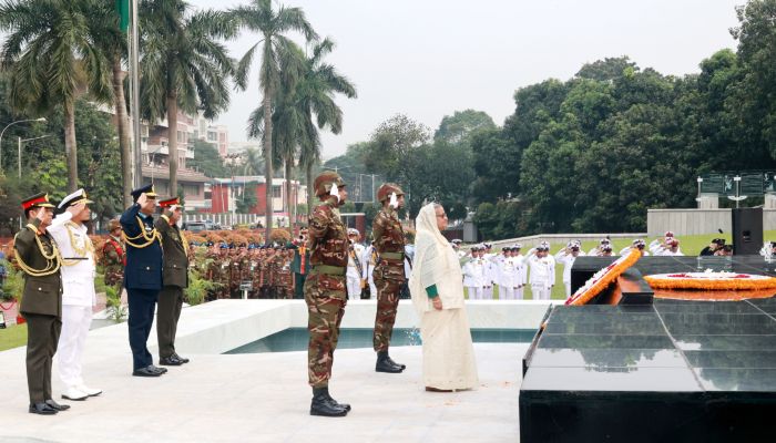 President, PM pay rich tributes to armed forces martyrs