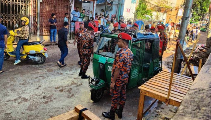 CNG-run autorickshaw torched in Puran Dhaka