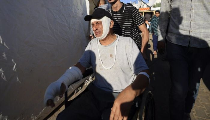 Hundreds flee Gaza's Al-Shifa hospital on foot