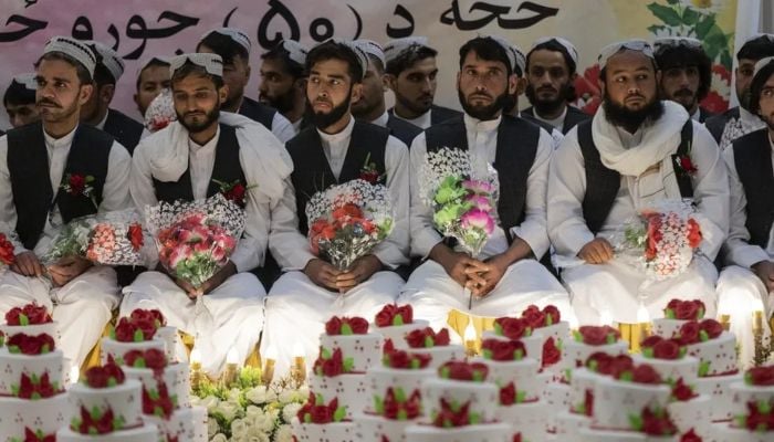 Afghan couples marry in mass ceremony in bid to cut costs