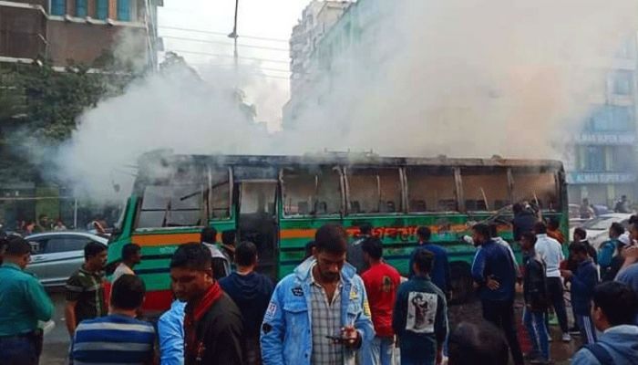 Arsonists torch bus in Dhanmondi 15