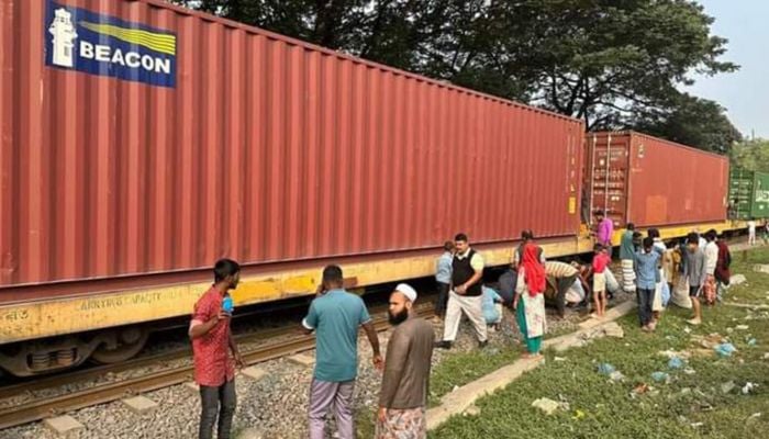 Freight train derails in Tongi