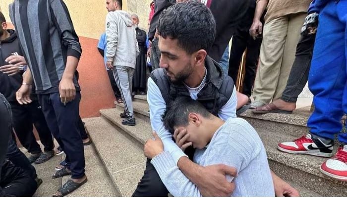 Wounded and dead overwhelm southern Gaza hospital