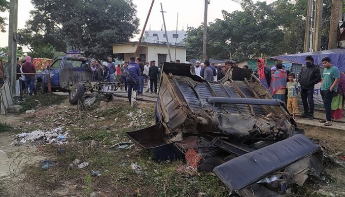 Constable dead, police car crushed under train in Jamalpur