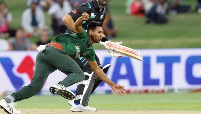 New Zealand edge Bangladesh in rain-hit game