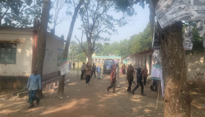 Attempts to surround A. K. Azad, agents allegedly kicked out