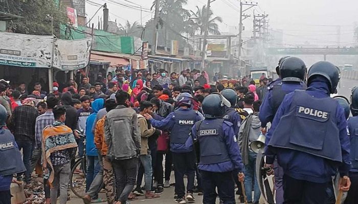 Worker-police clash injured 10 in Kaliakair