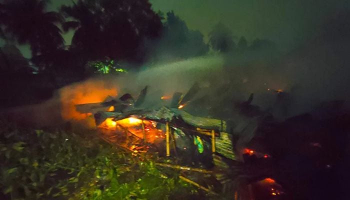 2 killed in Karwan Bazar fire