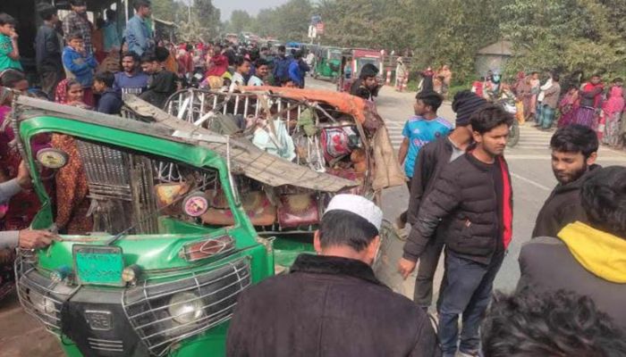 Truck-autorickshaw crash kills 3 in Manikganj