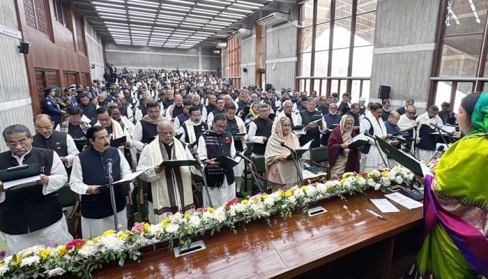 Newly-elected lawmakers take oath