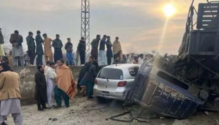 Bomb kills five police in Pakistan