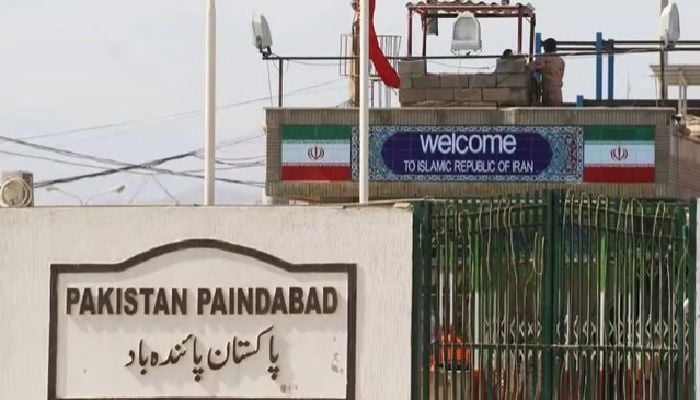 Pakistan recalls envoy from Iran after missile strikes