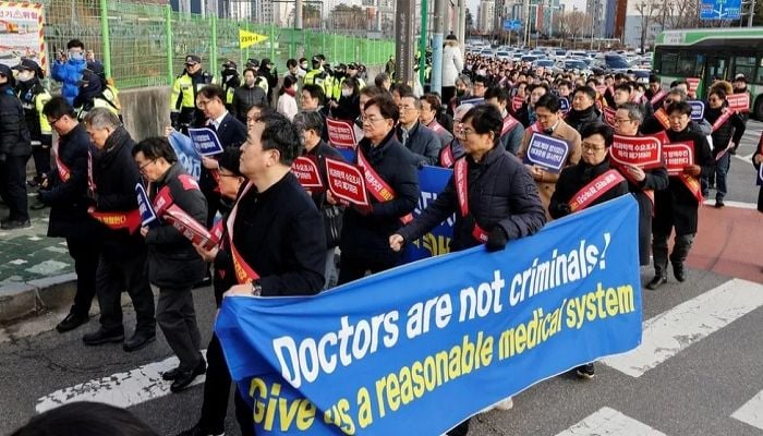 Doctors on strike face arrest if they do not return to work