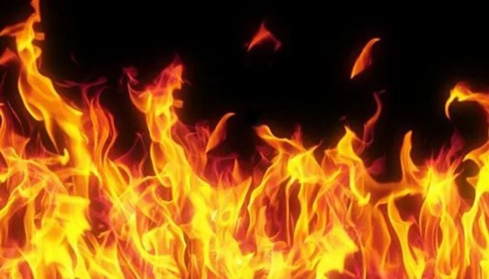 Massive fire breaks out in Mirpur-14 Baganbari slum