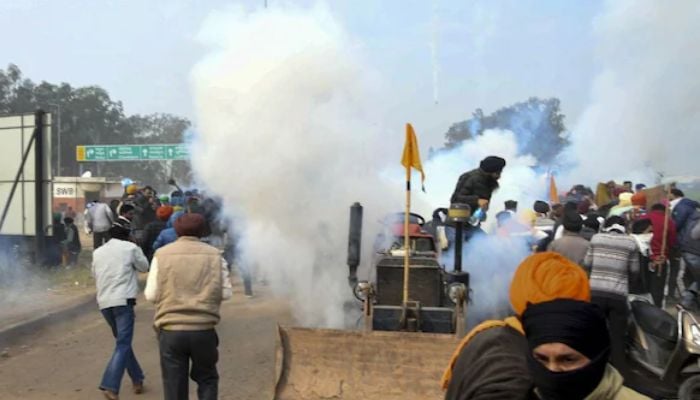 Tear gas fired as thousands of farmers march on Delhi