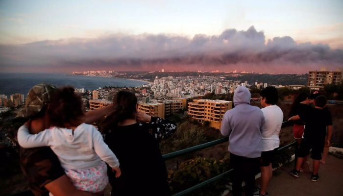 10 feared dead in Chile forest fires