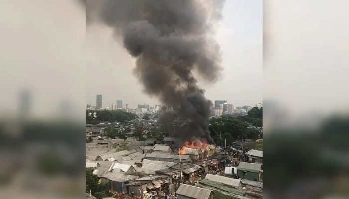 Fire breaks out at slum in Mohakhali