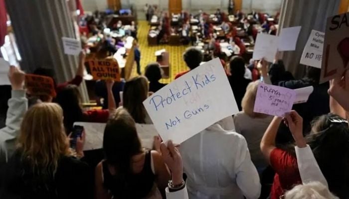 Tennessee passes bill to let teachers carry guns at school