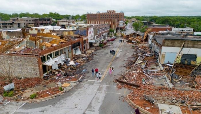 Dozens of tornadoes plow central US, at least 5 killed