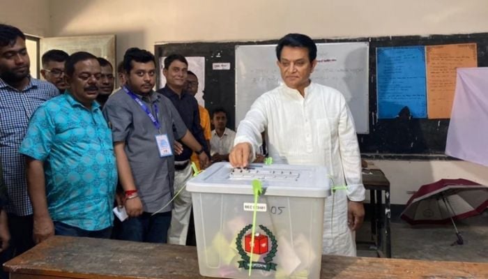 Voting underway peacefully in Faridpur: A. K. Azad
