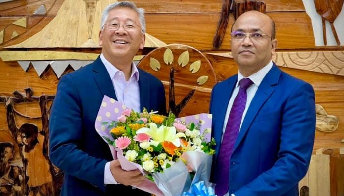 Donald Lu arrives in Dhaka