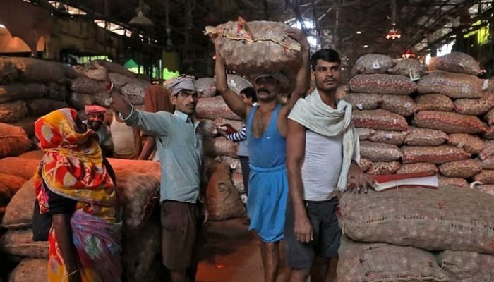 India lifts ban on onion export