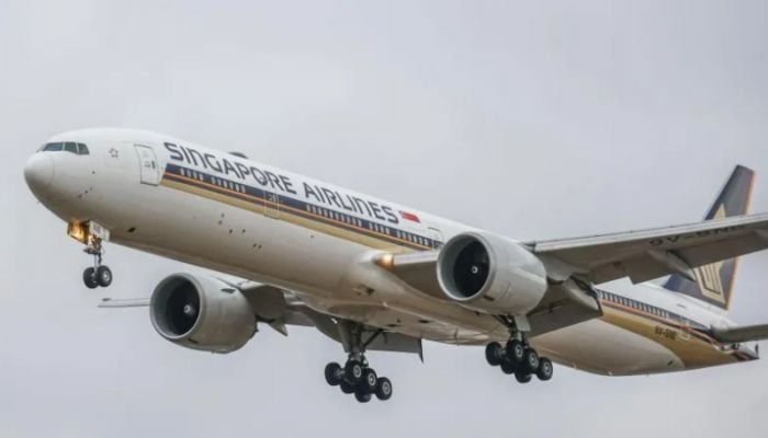 1 dead, 30 injured as Singapore Airlines plane makes emergency landing