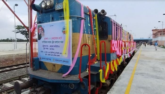 Train service on Benapole-Mongla route begins