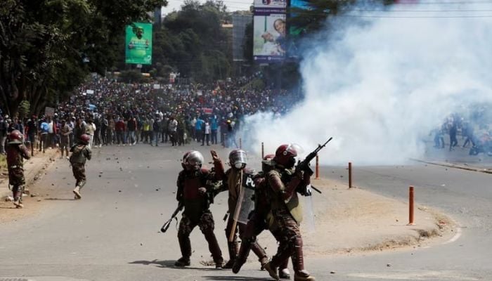 Police fire on demonstrators trying to storm Kenya parliament, 10 dead