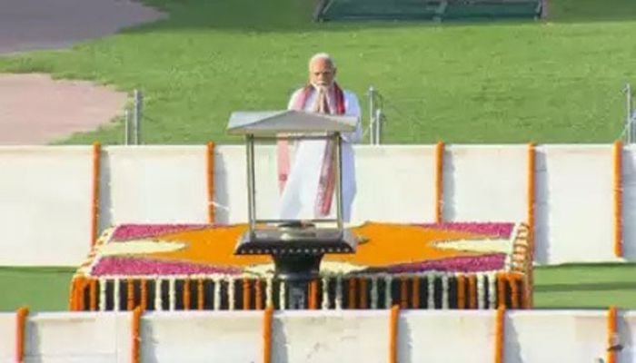 Modi pays tributes at Mahatma Gandhi memorial
