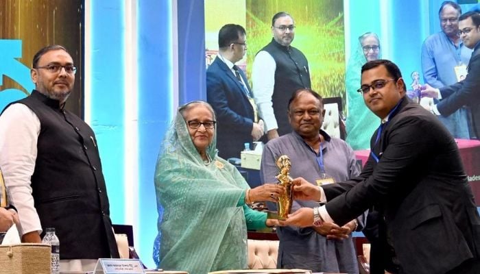 Rifat Garments gets Bangabandhu Sheikh Mujib Export Trophy