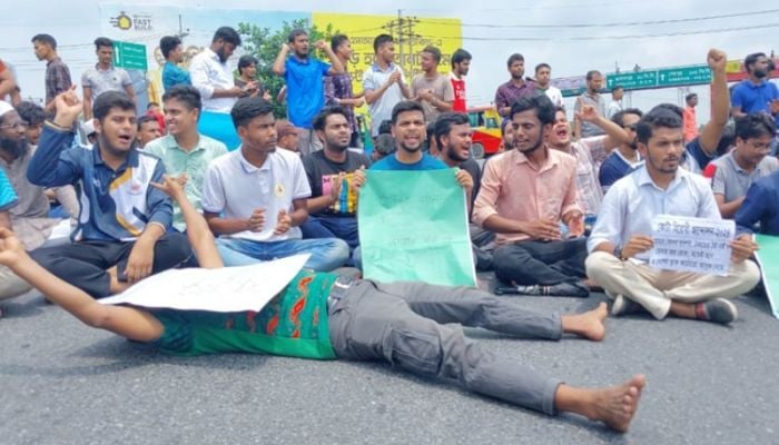 Mawlana Bhashani Uni students block highway in Tangail