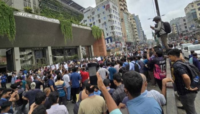 BRACU-NSU students block roads in the capital