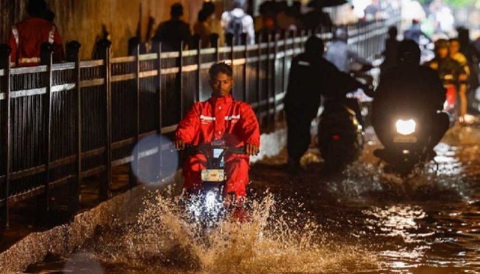 Heavy rains in India's Mumbai hit transport, shut schools
