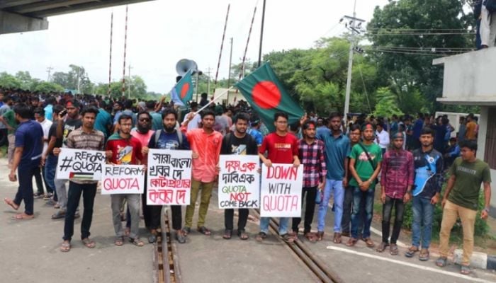 RU students block Dhaka-Rajshahi rail tracks 