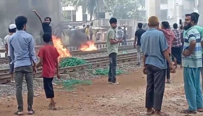 Blockade at Mohakhali snaps Dhaka's rail connection with rest of the country
