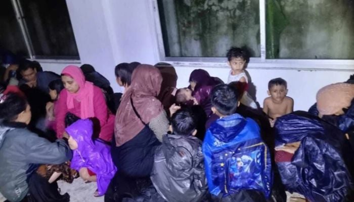 31 Rohingya, 2 Myanmar soldiers arrive at St Martin's Island