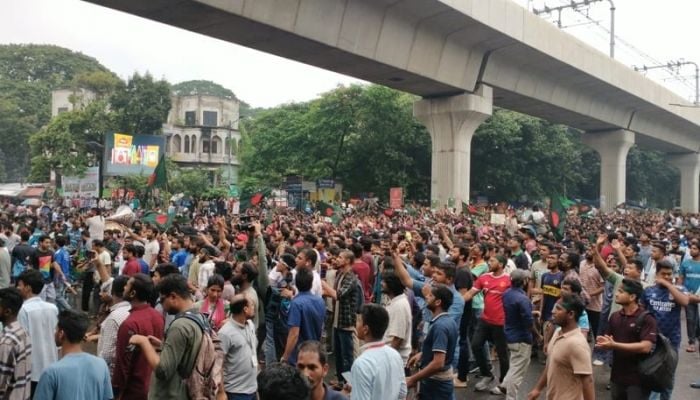 Quota protesters block Shahbagh breaking police barricade