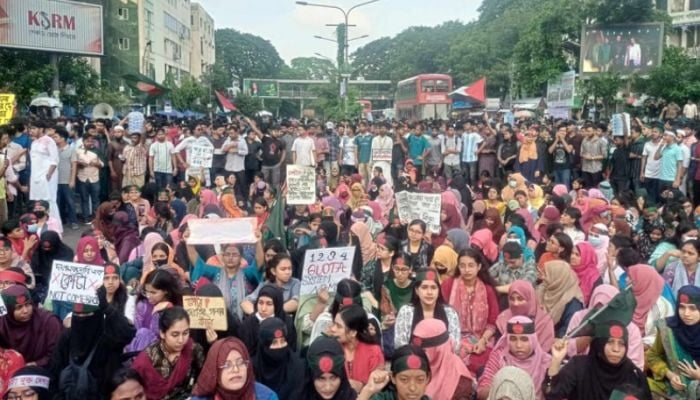 Students block Shahbagh intersection for an hour