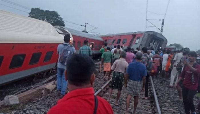 2 killed, 20 injured in India train accident