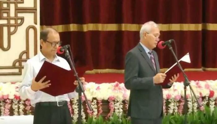 Two more advisers to interim government sworn in