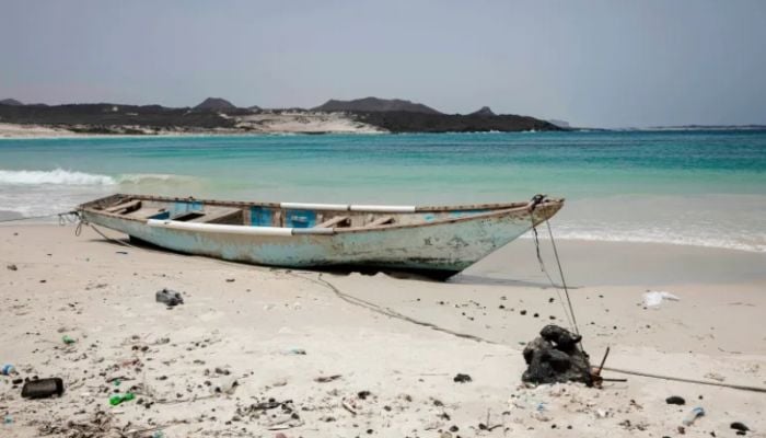 At least 13 killed, 14 missing after boat sinks off Yemen