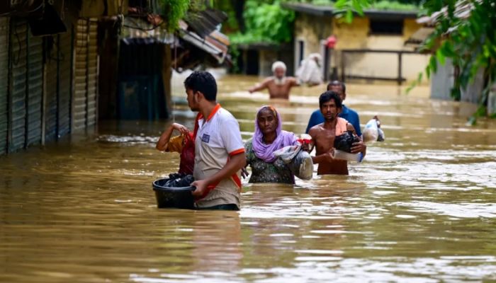 Chinese diplomats to provide aid to flood victims