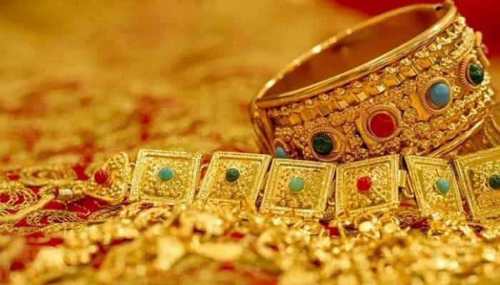 Gold price rises to record high