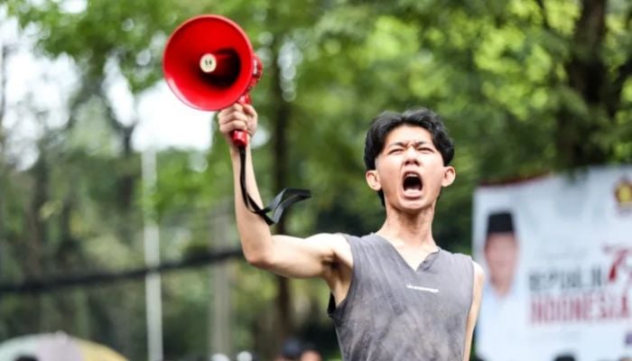 Police clash with protesters over Indonesia law change