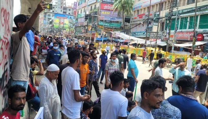 Chase-counter chase between protesters, AL in Mirpur 10