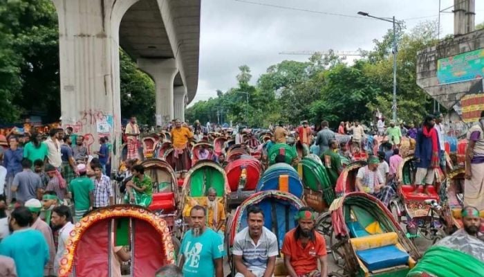 Pedal rickshaw pullers block Shahbagh intersection
